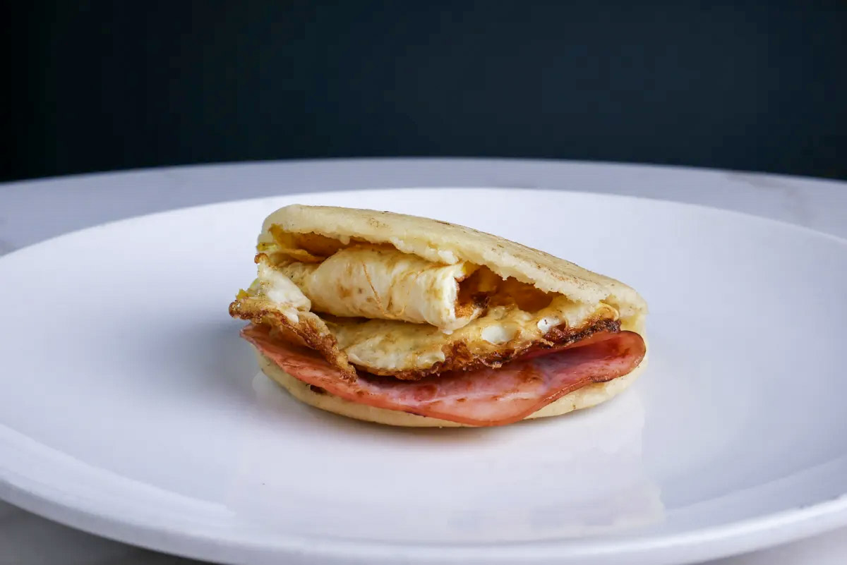 Arepa Huevo con Jamón