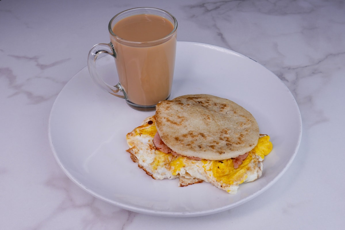 Arepa con Huevo y Jamón
